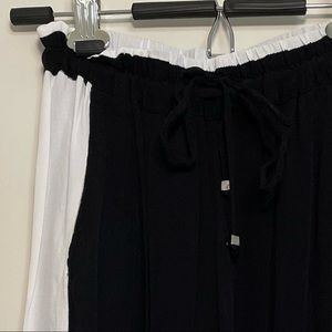 Olivaceous Casual Pants with White Stripe on the Side - Size M